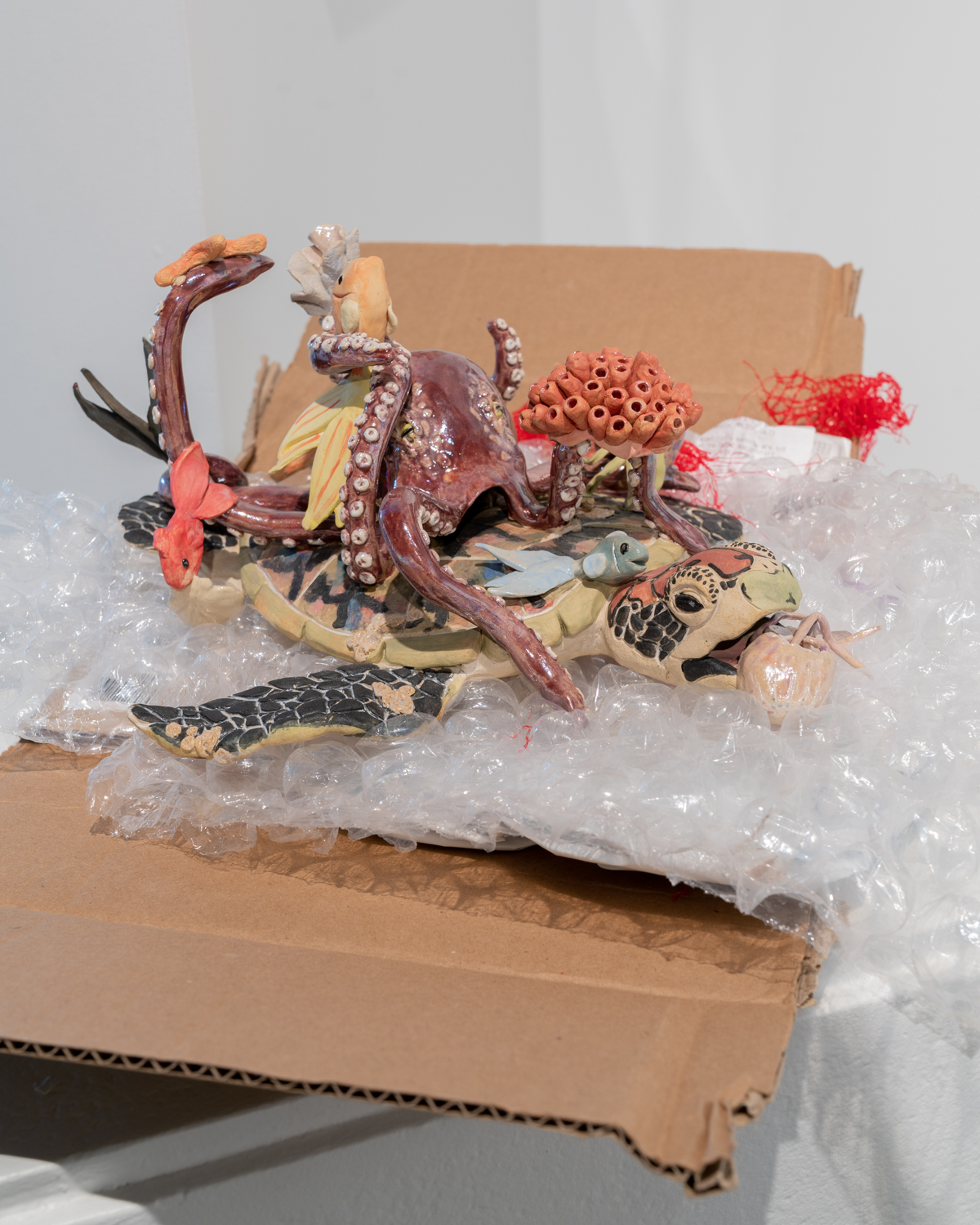 Marhec Arreola, le mentimos al mar, Ceramic sculpture with bubble wrap, cardboard